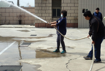 全體員工輪流進行消防水槍演練